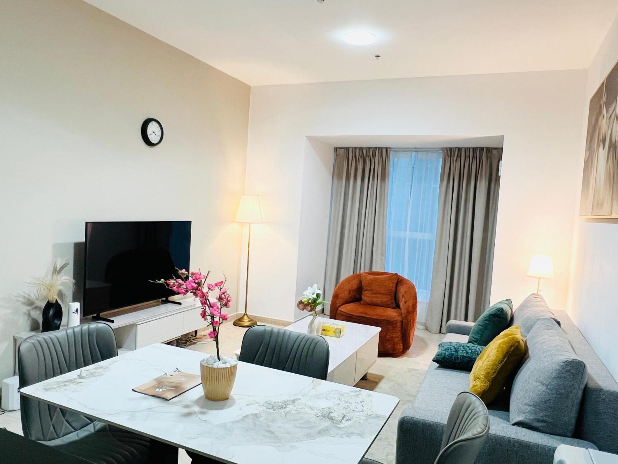 1 Bedroom Flat, Luxury Amenities, Opp & Club With Free Parking In Marina Apartment *